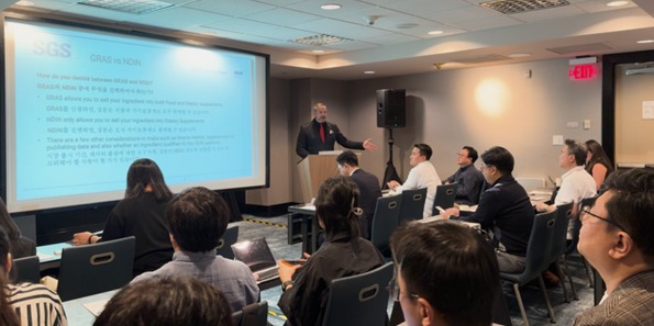 한국건강기능식품협회는&nbsp;미국 라스베이거스에서 열린 북미 최대 건강기능식품 박람회 ‘2024 서플라이 사이드 웨스트(Supply Side West)’에서 회원사들이 참여하는 참관단에&nbsp;미국 시장 진출과 북미권 인허가 관련 1:1 상담을 제공하고, 세미나를 개최, 보다 많은 회원사가 국제 무대에 진출할 수 있도록 도왔다. 사진=건강기능식품협회