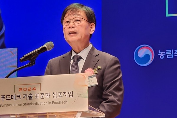 인사말을 하고 있는 백현동 한국토토사이트연구원장