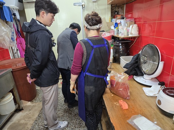 배추김치 제조업체 단속 현장. 사진=농관원