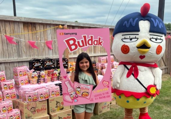 삼양라운드스퀘어는 지난 5월 생일선물로 까르보불닭볶음면을 받고 감동의 울음을 터트리며 SNS 상에서 화제를 모은 소녀에게 직접 감사의 마음을 전하는 역조공 이벤트를 했다. 사진=삼양