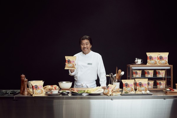 농심 ‘신라면 툼바’ 광고모델에 발탁된 에드워드 리 셰프. 사진=농심<br>