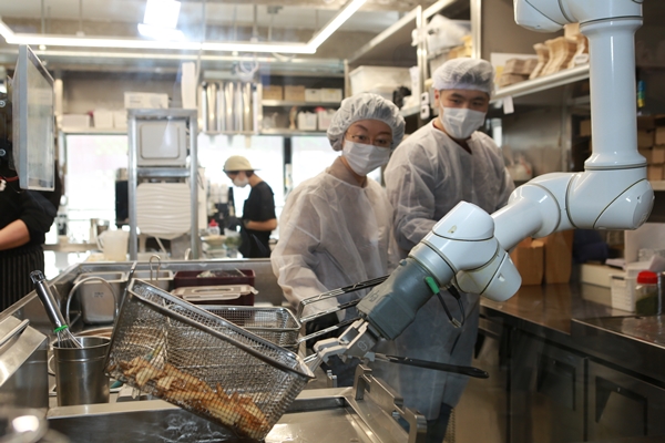 지난 3월 8일 오유경 식약처장이 서울 강남구 소재 일반음식점 '알엔'에서 로봇이 조리하는 과정을 살펴보고 있다, 사진=식품저널DB<br>
