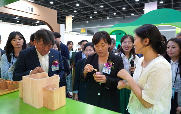 지난 9월 5일 2024 대한민국 농업박람회 풀무원지구식단 홍보 부스에 방문한 송미령 농림축산식품부 장관(앞줄 가운데)이 풀무원식품 박종희 상무(앞줄 오른쪽)로부터 풀무원의 식물성 제품에 대한 설명을 듣고 있다. 사진=풀무원