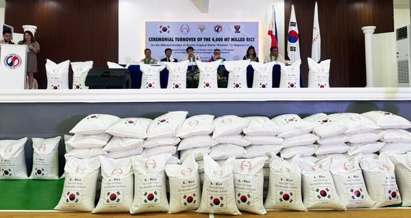 대한민국 APTERR 원조 쌀 4000톤 필리핀 분배식. 사진=aT<br>