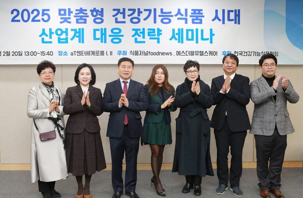 ‘맞춤형 건강기능식품 시대, 산업계 대응 전략 세미나’ 주최사와 연사들이 기념촬영을 하고 있다. 사진=강봉조 기자<br>