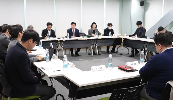  25일 서울 aT센터에서 농식품부 박범수 차관 주재로 열린 외식&nbsp;물가 안정ㆍ현안 해결 간담회. 사진=농식품부<br>