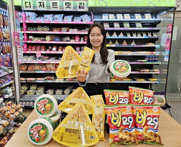 CU는 bhc의 대표 메뉴 ‘뿌링클’ 치킨의 시즈닝을 활용한 브리또, 피자와 오리온의 스테디셀러 과자 ‘고래밥’을 토핑으로 얹어 먹는 떡볶이를 선보이고, 농심이&nbsp;창립 60주년을 기념해 재출시한 ‘비29’ 스낵을 단독 판매한다. 사진=CU<br>