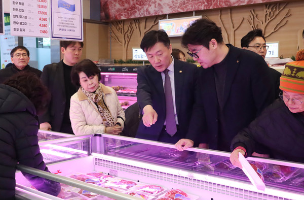 박범수 농식품부 차관은 5일 서울 양재동 소재 농협 하나로마트를 방문, 단기 비육 한우 고기 시범 판매 현장을 살펴봤다. 사진=농식품부<br>