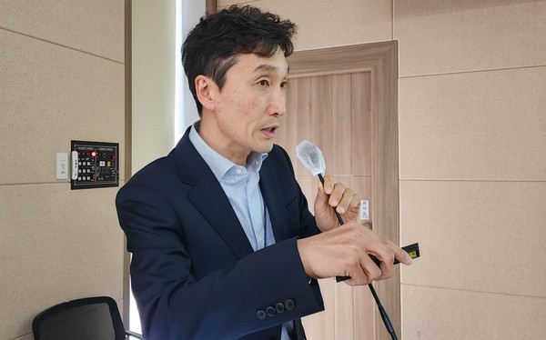 변영웅 국립농업과학원 농업생물부 산업곤충과장이 ‘곤충산업 기능성 관련 최근 연구 현황 및 계획’에 대해 발표하고 있다.