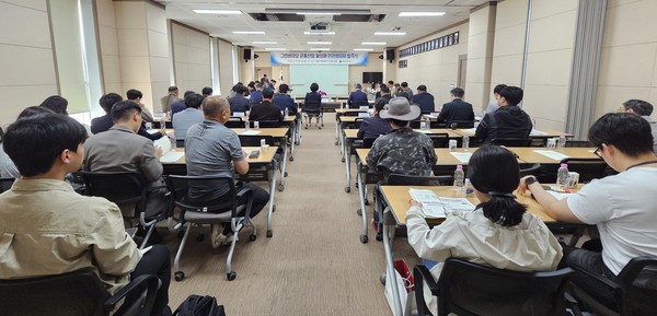 ‘그린바이오 곤충산업 활성화 민관협의체’를 발족식에서 농진청, 지자체, 산업체, 지자체, 학계 관계자들이 발표를 듣고 있다.