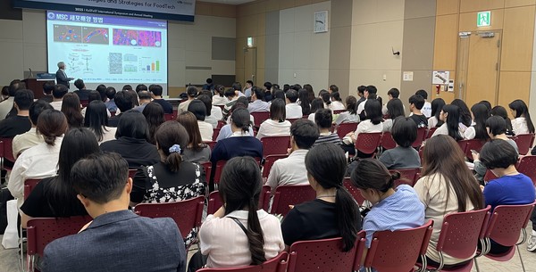 3일 광주 김대중컨벤선센터에서 열린 ‘2025 한국식품과학회 국제학술대회’에서 한국식품산업클러스터진흥원이 진행한 ‘푸드테크를 위한 혁신 기술과 전략’ 세션.