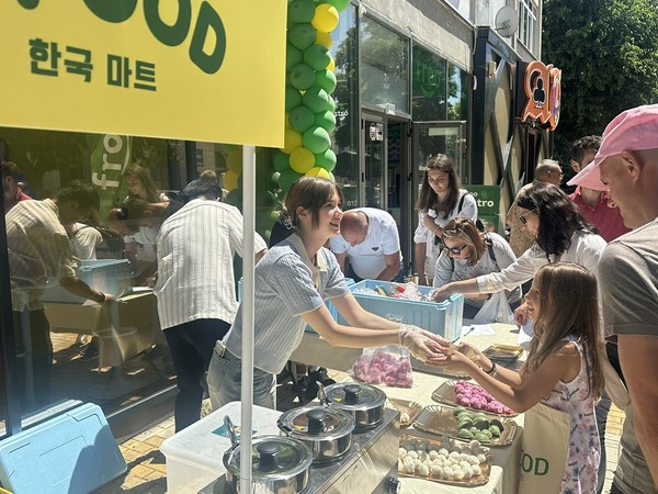 루마니아 피테슈티에 문을 연 ‘K-FOOD’ 안테나숍 시식 행사에 참여하는 유럽 현지 소비자. 사진=aT<br>