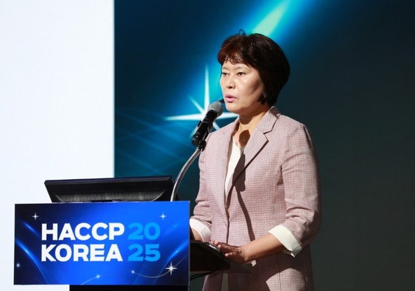 ‘K-Food의 글로벌 도약을 위한 토토사이트안전 정책 방향’을 주제로 기조 발표를 한 식약처 마정애 토토사이트안전인증과장 