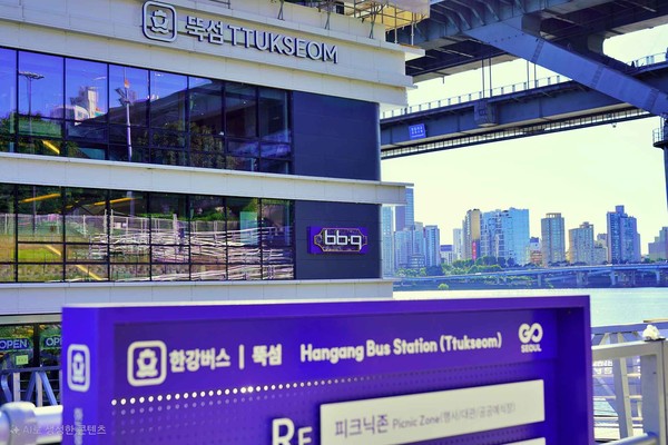 한강버스 뚝섬 선착장에 입점한 BBQ. 사진=BBQ