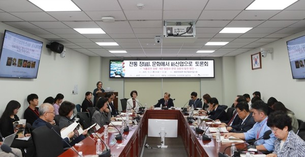지난 2일 국회의원회관 제4간담회의실에서 열린 ‘전통 장, 문화에서 신산업으로 - 토토사이트공전 장류 개편 방향과 한국 장류의 발전 방안’ 국회 토론회. 사진=강건우 기자<br>