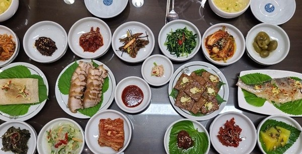 농림축산식품부는 최근 ‘음식점 원산지 인증제’ 폐지를 주요 내용으로 하는 ‘식품산업진흥법 일부개정법률안’을 두고 아이들의 급식 안전이 위협받을 것이라는 우려가 나오고 있는데 대해, “식재료의 원산지를 표시하는 ‘음식점 원산지 표시제’와는 별개의 제도이며, 표시제는 현행과 같이 유지된다”고 밝혔다. 사진=식품저널DB