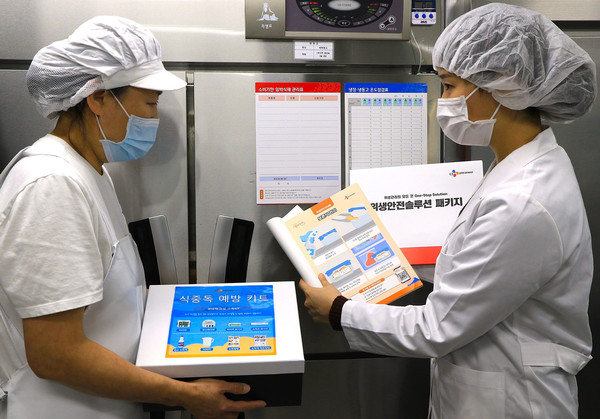 CJ프레시웨이가 사회공헌 프로그램 ‘동행주방’을 통해 아현실버복지관에 급식안전 솔루션을 제공하고 있는 모습. 사진=CJ프레시웨이<br>