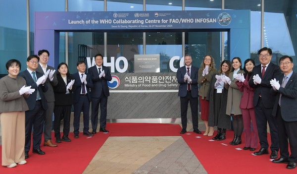 27일 식약처 본부동에서 열린 WHO&nbsp;‘식품안전 비상대응’ 분야 협력센터 지정 기념 현판식. 사진=식약처<br>