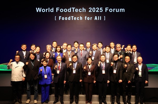‘2025 월드푸드테크 포럼’ 개막식에서 주요 참석자들이 기념촬영을 하고 있다.