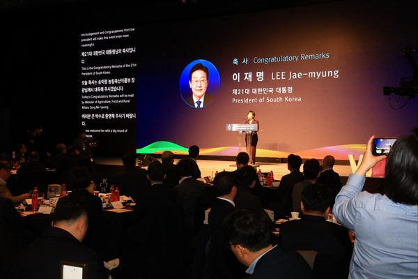 송미령 농림축산식품부 장관은 ‘2025 월드푸드테크 포럼’ 개막식에서&nbsp;‘푸드테크가 K-푸드를 더 크게 도약시키는 핵심 동력이 될 수 있도록 정부가 뒷받침하겠다’는 이재명 대통령의 서면 축사 메시지를 전했다. 사진=농식품부<br>