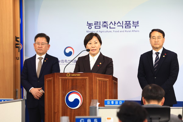 송미령&nbsp;농식품부 장관이 ‘국민과 함께하는 농업, 희망을 실현하는 농촌’을 실현하기 위한 주요 업무계획을 발표하고 있다. 사진=농식품부