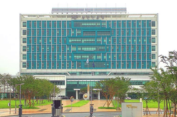 농진청은&nbsp;‘인공지능(AI) 융합으로 더 커가는 농업, 함께 행복한 농촌’을 목표로 △현장 중심의 농업ㆍ농촌 현안 해결 △국가전략 미래 신산업으로의 육성 지원 △균형 성장 지원과 K-농업기술 글로벌 확산 3대 추진 전략과 9개 중점 추진 과제를 마련했다.&nbsp;