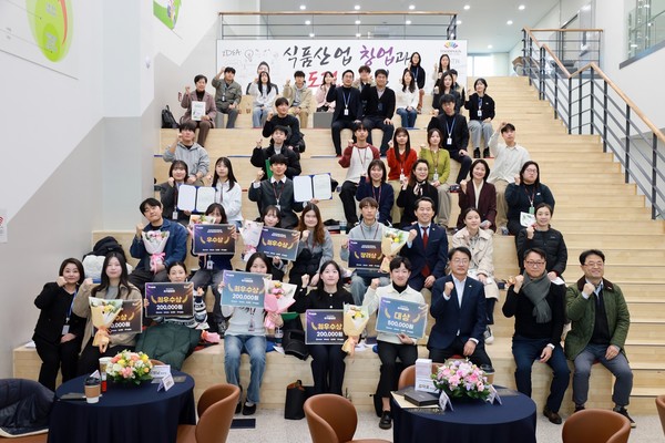 한국식품산업클러스터진흥원 ‘2025년 전문인력 양성 성과 공유회’ 참석자들이 기념촬영을 하고 있다. 사진=식품진흥원<br>