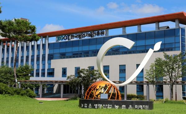 한국농업기술진흥원은 12월 15일부터 내년 1월 14일까지 ‘2026년 데이터 기반 스마트농업 확산 지원사업’ 대상자를 모집한다. 사진=농진원<br>