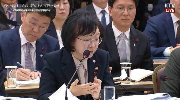대통령에게 업무보고를 하고 있는 오유경 식약처장
