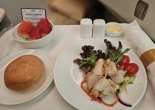 베트남항공 기내식 디저트로 제공되는 우리나라 신품종 딸기 ‘홍희’. 사진=aT