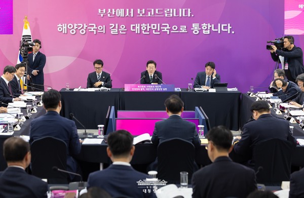 해수부는 23일 부산청사에서 ‘북극항로 시대로의 대도약, 민생경제 활력, 대한민국 균형성장’을 비전으로 2026년도 주요 업무계획을 이재명 대통령에게 보고했다. 사진=대통령실<br>