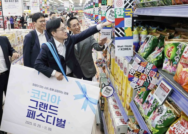 김정관 산업통상부 장관은 2025. 11. 3.(월) 14:30 ‘희망이 되는 소비, 함께 성장하는 경제’비전 아래 진행 중인 코리아 그랜드 페스티벌 홍보를 위하여 롯데마트 제타플렉스 서울역점을 방문하여, 한국 과자·김·라면 등을 판매하는 외국인특화존에 들러 K-푸드의 열풍을 직접 체험하고 튀르키예 출신 유튜버‘프나르’의 K-푸드 홍보영상 촬영에 깜짝 출연하여 K-푸드의 매력을 선보인 후 으뜸효율 가전 할인행사가 한창인 가전매장으로 이동하여 TV·냉장고·세탁기 등 판촉 현장을 둘러보았다.<br>