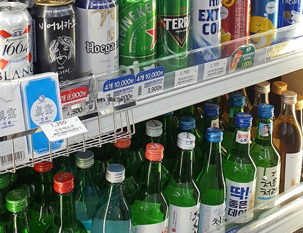 식품의약품안전처는 ‘술 깨는’, ‘술 먹은 다음 날’ 등 숙취해소 관련 표현을 사용해 표시ㆍ광고하는 28품목에 대해 인체적용시험 등 실증자료를 검토한 결과, 25품목에서 숙취해소 효과가 확인됐다고 밝혔다.&nbsp;사진=식품저널DB