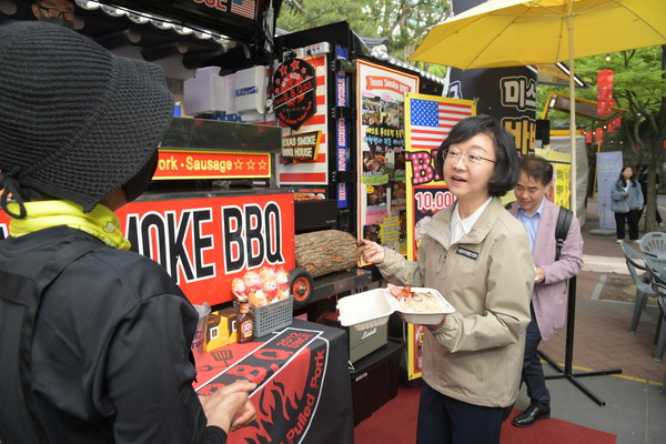오유경 식약처장이 2024년 5월 24일 서울 중구에 있는 '정동 야행' 행사장을 찾아 푸드트럭 등 식품 분야 규제 개선 성과를 살피고 현장 의견을 청취하고 있다. 사진=식약처