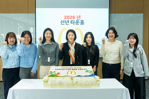 김기원 한국맥도날드 대표(가운데)와 임직원들이 5일 본사에서 열린 새해맞이 사내 행사에서 기념사진을 촬영하고 있다. 사진=맥도날드<br>