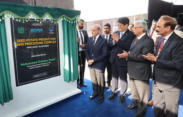 지난해 3월 파키스탄 농업연구청(PARC)에서 열린 ‘코피아(KOPIA) 무병 씨감자 종합 생산단지’ 제막식. 사진=농진청