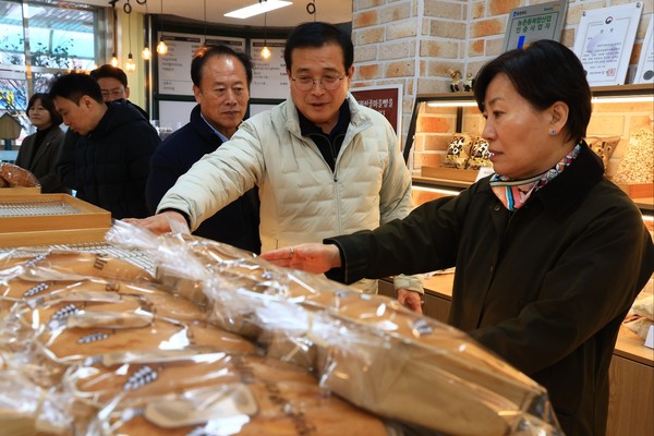 송미령 농림축산식품부 장관이 19일 청주시 미원면에 소재한 미원산골마을빵집을 방문, 지역에서 생산한 우리 밀과 쌀을 주재료로 지역주민이 참여해 제품 생산부터 판매까지 이어지는 전 과정을 살펴봤다. 사진=농식품부<br>