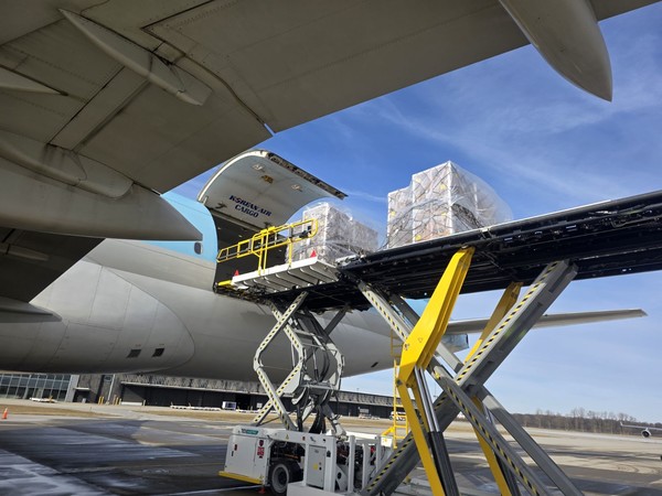 미국 현지 대한항공 신선란 탑재 현장. 사진=aT<br>