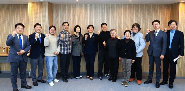 송미령 농림축산식품부 장관은 26일 한식진흥원에서 한식ㆍ외식업계와 만나 ‘수라학교’ 설립 방안과 콩 등 국내산 식재료 이용 확대 방안을 논의했다. 사진=농식품부<br>