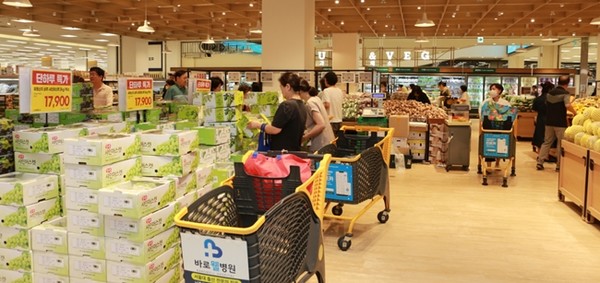 소비자들은 ‘노란 사과’나 ‘중소형 배’ 등 새로운 품종과 규격을 선호하는 등 과일 시장 판도가 급변하고 있다.