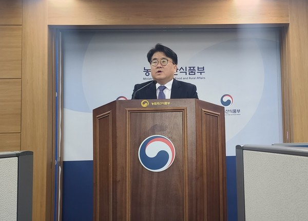 농림축산식품부 정경석 식품산업정책관이 글로벌 한식 교육 강화 방안에 대해 브리핑하고 있다. 사진=농식품부<br>