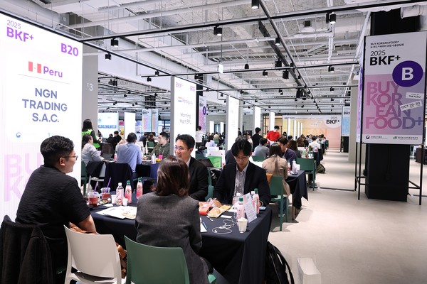 농림축산식품부는 관계부처ㆍ유관기관의 가용자원을 효과적으로 활용, 수출 현장 애로를 신속하게 해결하기 위해 ‘K-푸드 원스톱 수출지원 허브’를 운영한다. 사진은 2025년 하반기 K-푸드+ 바이어 초청 수출상담회 현장. 사진=농식품부