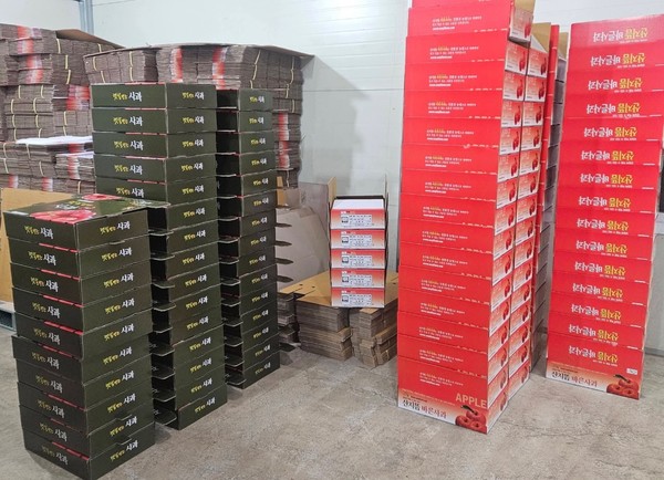 개별 과수 농가가 대응하기 힘든 유통 환경 변화와 기상 재해에 대해 지역 단위의 공동 방제와 공동 마케팅 시스템을 구축함으로써 리스크를 분산하고 시장 협상력을 높여야 한다.&nbsp;사진=전북 김제 소재 산지뜸농원의 사과 출하 장면