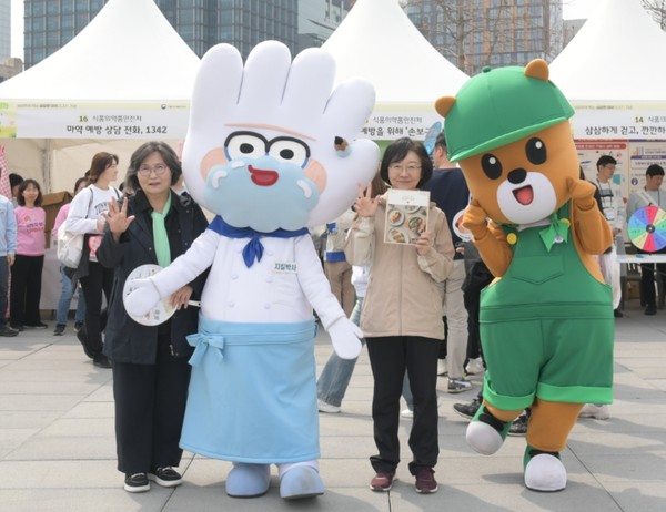 오유경 식약처장(오른쪽)이 식약처의 건강 캐릭터 ‘케어루·나슈로’ 인형과 함께 기념 촬영을 하고있다.<br>