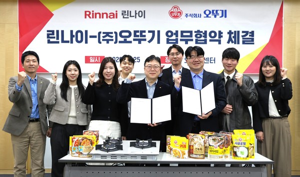 린나이와 오뚜기 간 업무협약 체결식에서 주요 참석자들이 기념촬영을 하고 있다. 사진=오뚜기