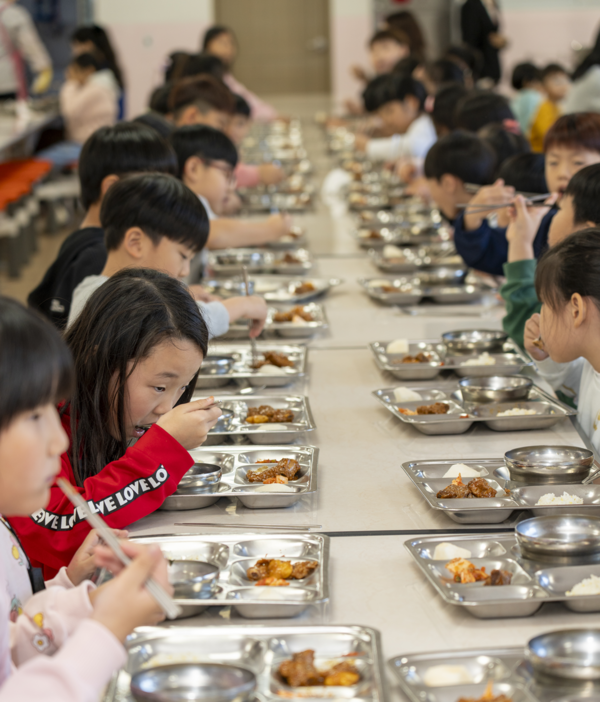 저탄소 인증축산물로 만든 학교급식 제공 현장. 사진=축평원<br>