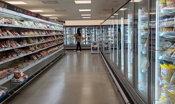 식약처는 중동 전쟁으로 인한 포장재 원료(나프타) 수급 어려움으로 물품의 안정적 공급에 차질이 발생하는 것을 막기 위해, 대체 포장재를 사용할 때 표시·기재 사항을 스티커로 부착하는 것을 한시적(6개월)으로 허용하기로 했다.&nbsp;사진=식품저널DB